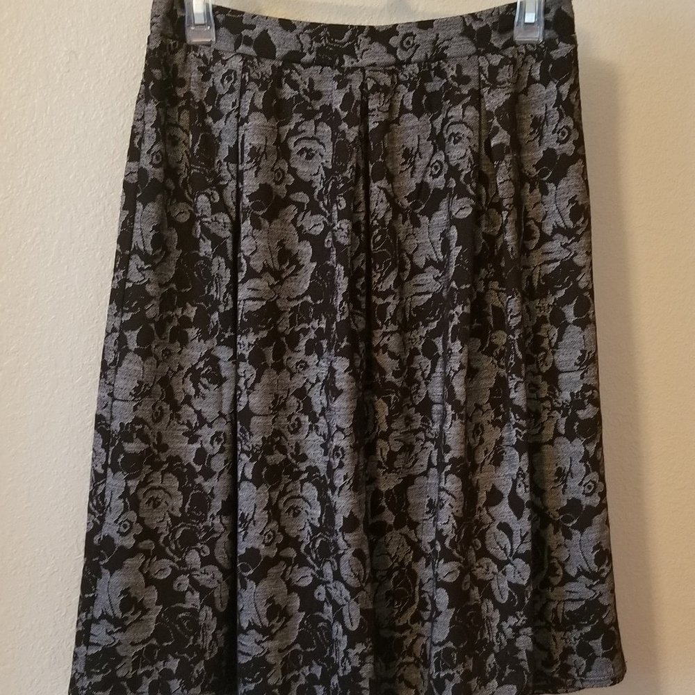 Black & Gray Rose Pattern Skirt